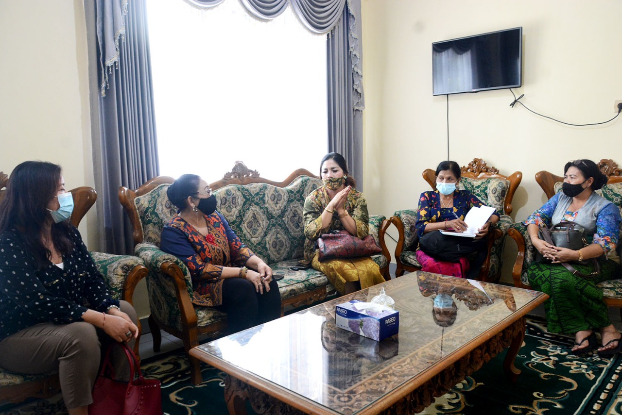 Mengenai Kasus Pembunuhan Teller Bank, Ny. Cok Ace Mengajak Semua Berpikir Lebih Bijak