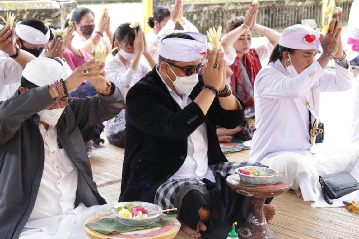 Wabup Sanjaya Melakukan Persembahyangan di Pura Candi Mas