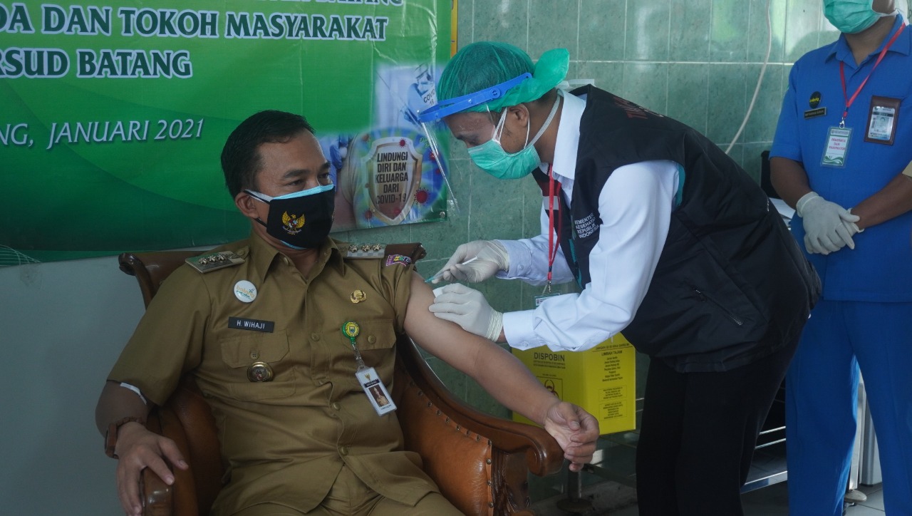 Bupati Batang dan Wabup Bersama Forkopimda Jalani Vaksinasi