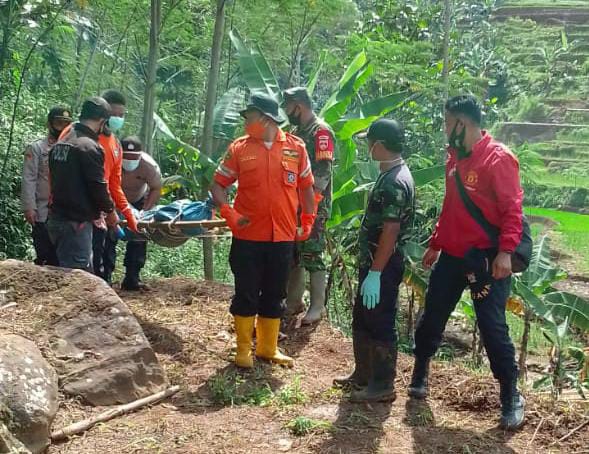 Petugas Evakuasi Mayat Wanita dari Sungai Gawak Sukomangli