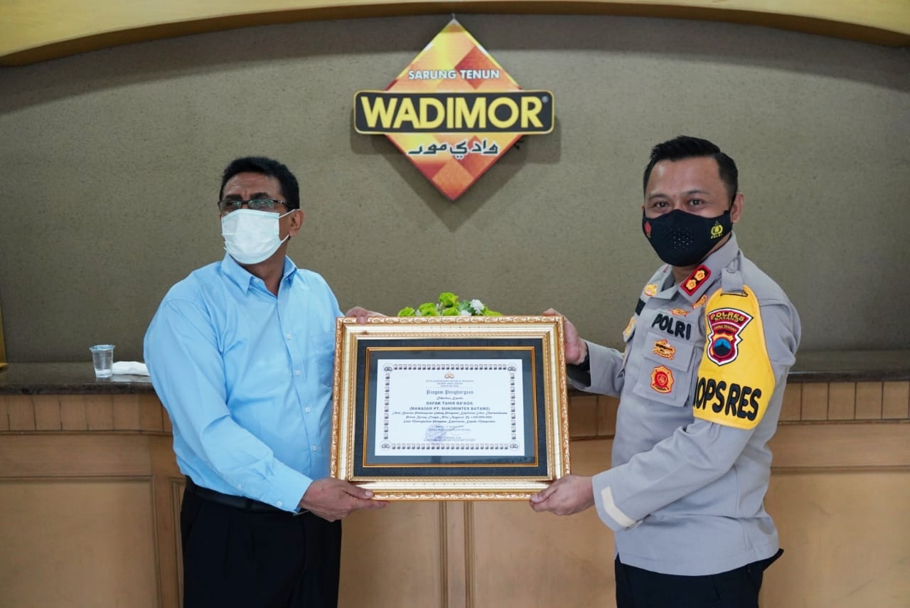 Kapolres Batang Berikan Penghargaan Kepada Manajer PT Sukorintex