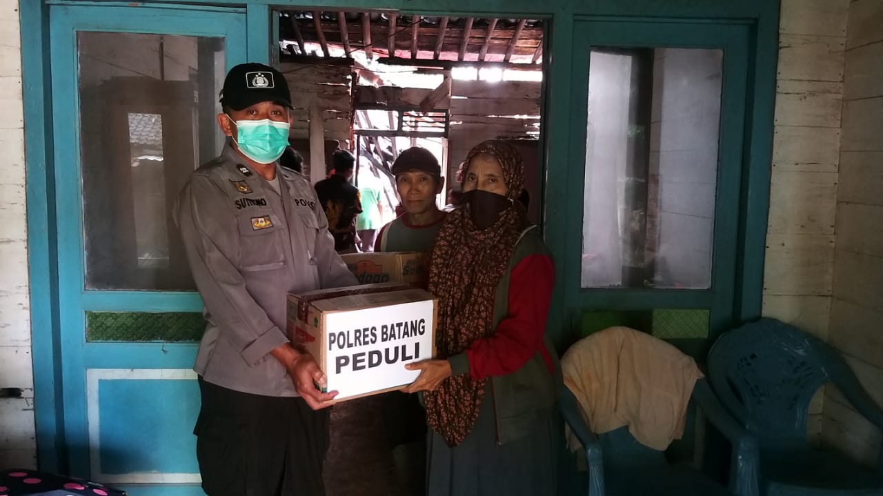 Polsek Limpung Gelar Baksos Bagikan Paket Sembako