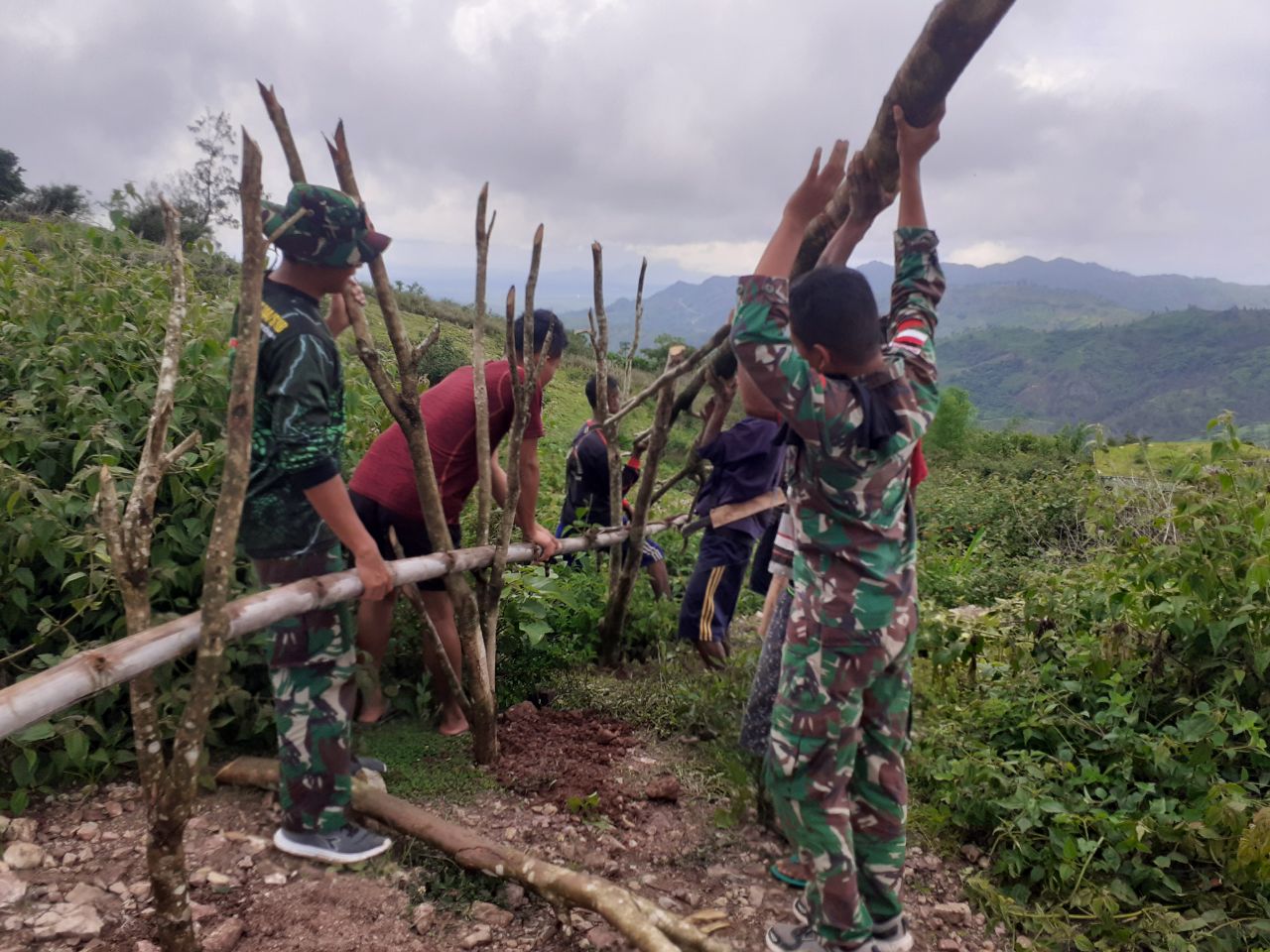 Antisipasi Pengrusakan Tanaman, Personil Satgas Yonif RK 744/SYB Pos Foholulik Bantu Warga Pagari Kebun