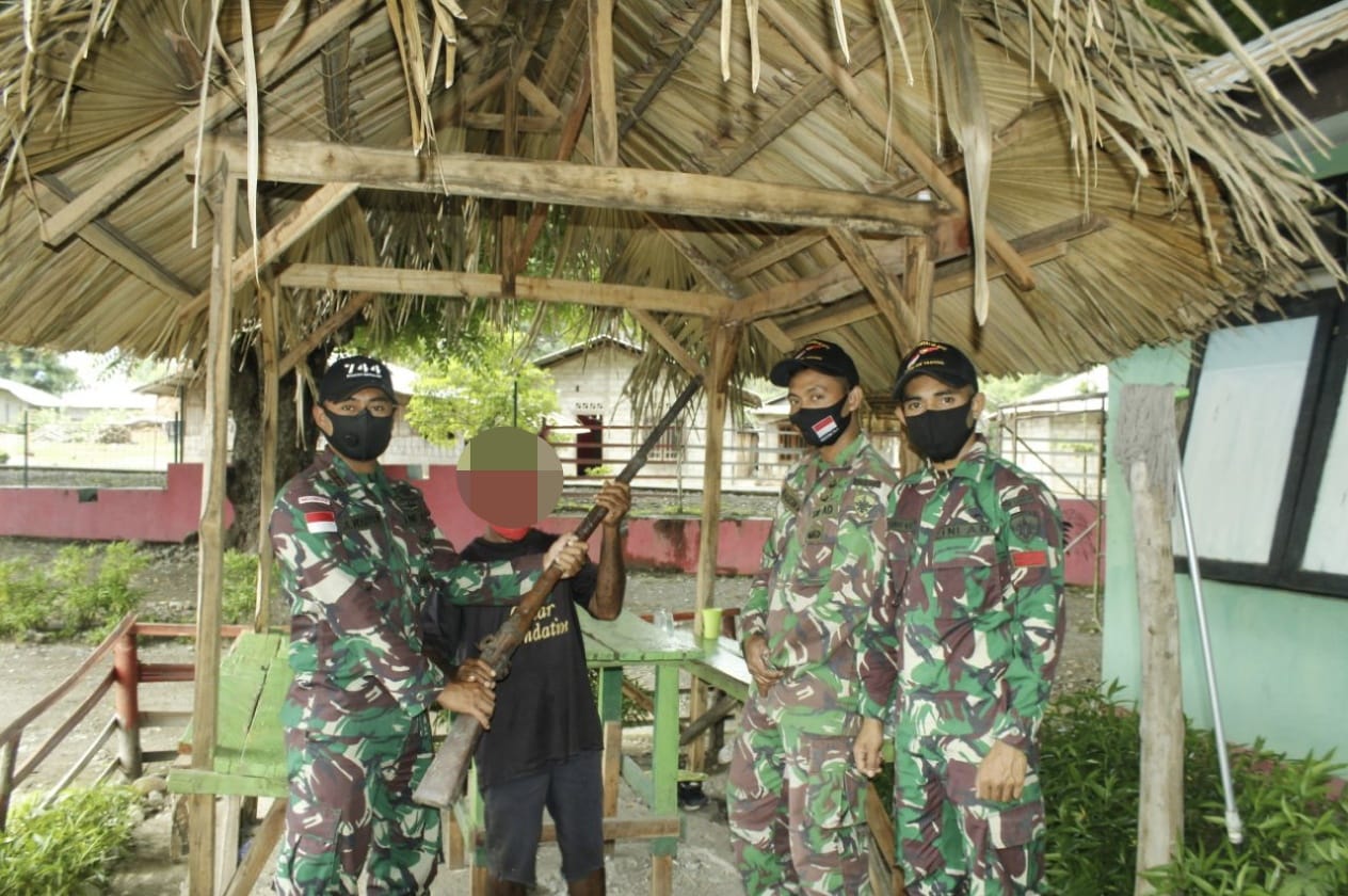 Warga di Batas RI-RDTL Kembali Serahkan Senjata Api Kepada Satgas Yonif RK 744/SYB