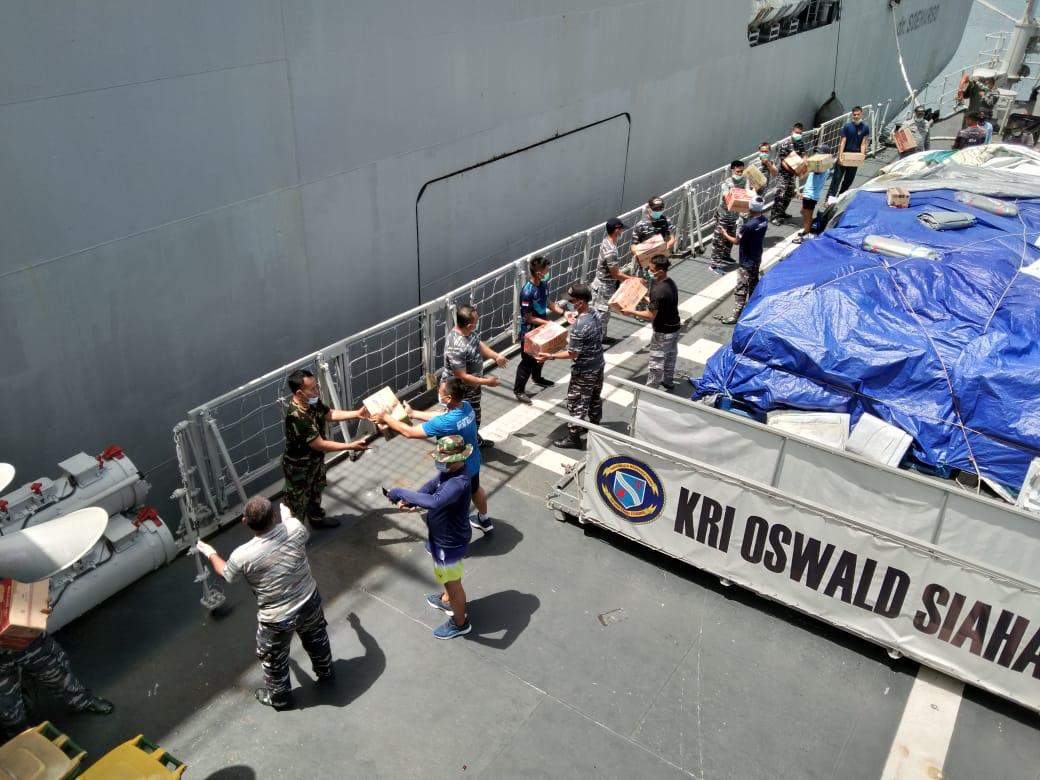 TNI AL Bagikan APD Untuk Korban Gempa Mamuju