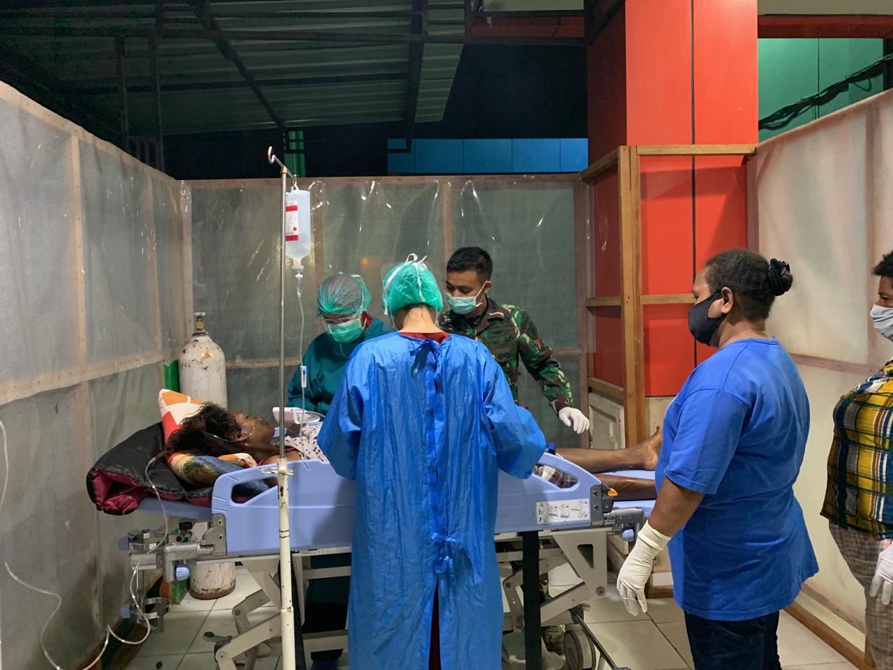 Alami Pendarahan Hebat, Satgas Yonif MR 413 Kostrad Bantu Evakuasi Mama Sara Ke Rumah Sakit