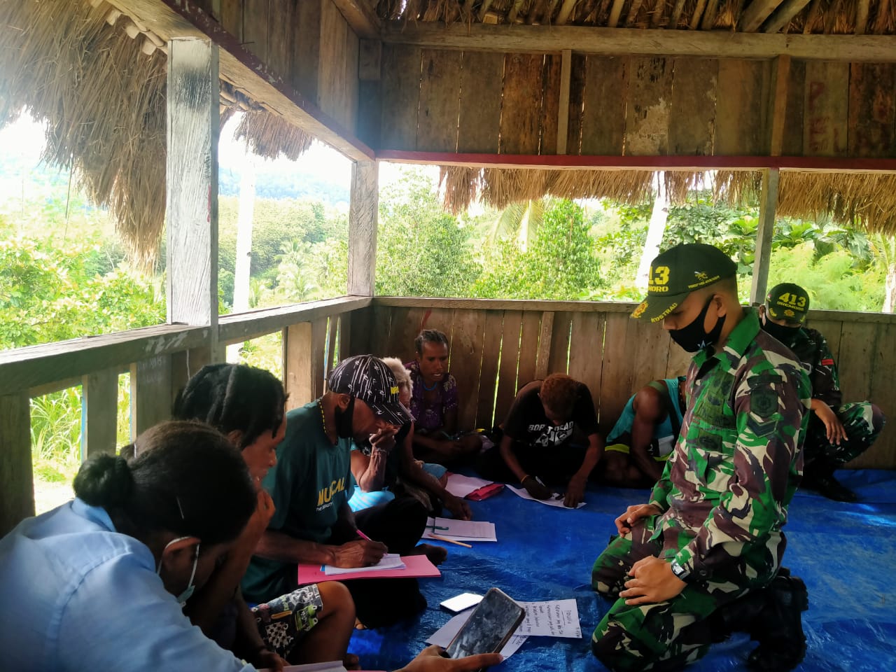 Kejar Paket C, Warga Papua Ini Dibina Satgas Yonif MR 413 Kostrad