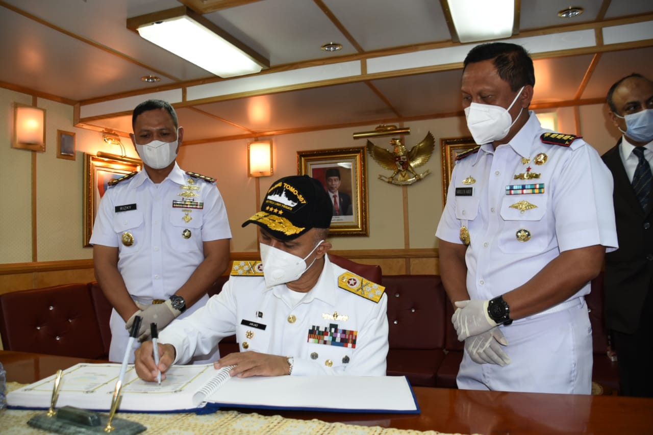 Kasal Pakistan Kunjungi KRI Bung Tomo 357 Pada Multinational Exercise AMAN-21 di Karachi