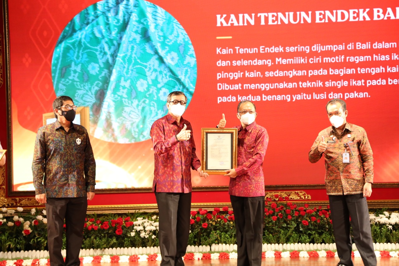 Ratusan Sertifikat dan Surat Pencatatan Kekayaan Intelektual Bali Diserahkan Yasonna Laoly