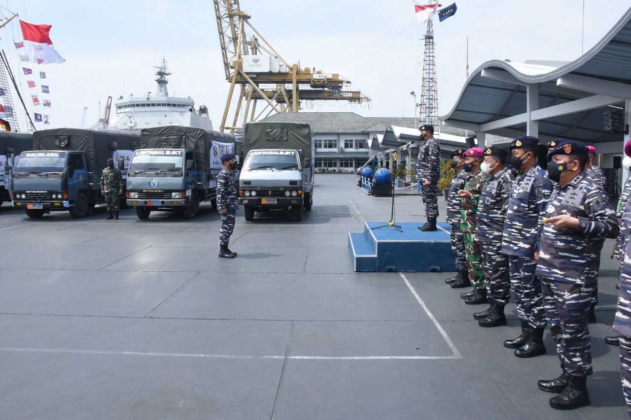 TNI AL Salurkan Bantuan Kemanusiaan kepada Korban Banjir di Bekasi dan Karawang