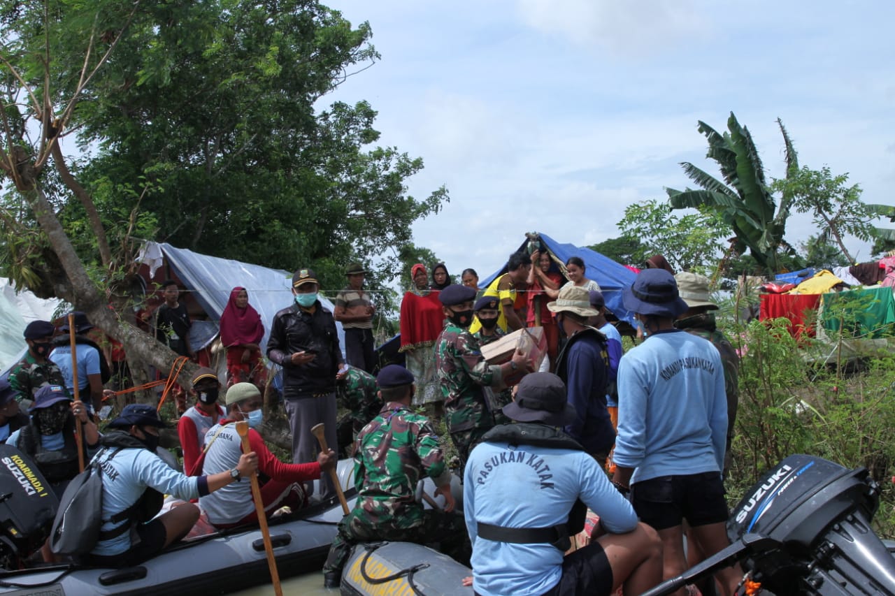 TNI Angkatan Laut Salurkan Bantuan dan Evakuasi Warga Terisolir Korban Banjir Akibat Jebolnya Tanggul Sungai Citarum