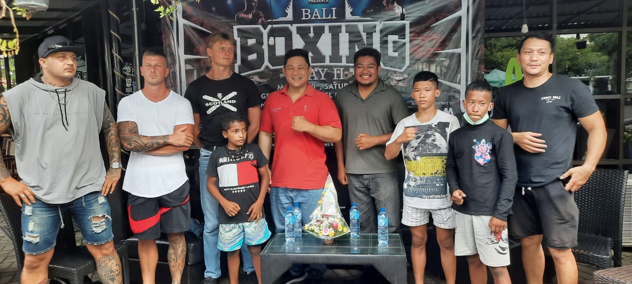 Pertama di Dunia, Yayasan Pino Bahari Indonesia Gelar Event Tinju di Atas Kolam