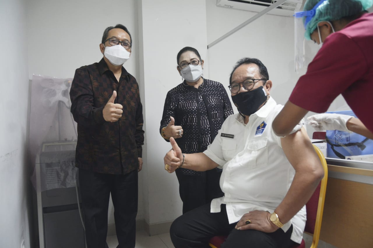 Wagub Bali Terima Suntikan Vaksin Covid-19, Tandai Vaksinasi Tahap ke-2 di Bali