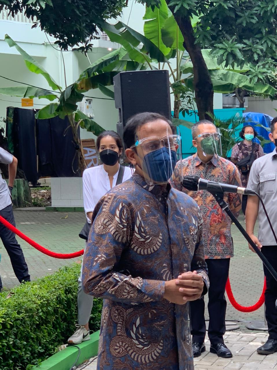 Mendikbud dan Menkes dampingi Presiden pada Vaksinasi Perdana untuk Pendidik dan Tenaga Kependidikan