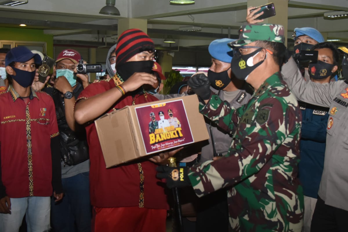Bersama Jajaran TNI dan Polri Pangkoarmada II Bagikan Sembako dan Masker