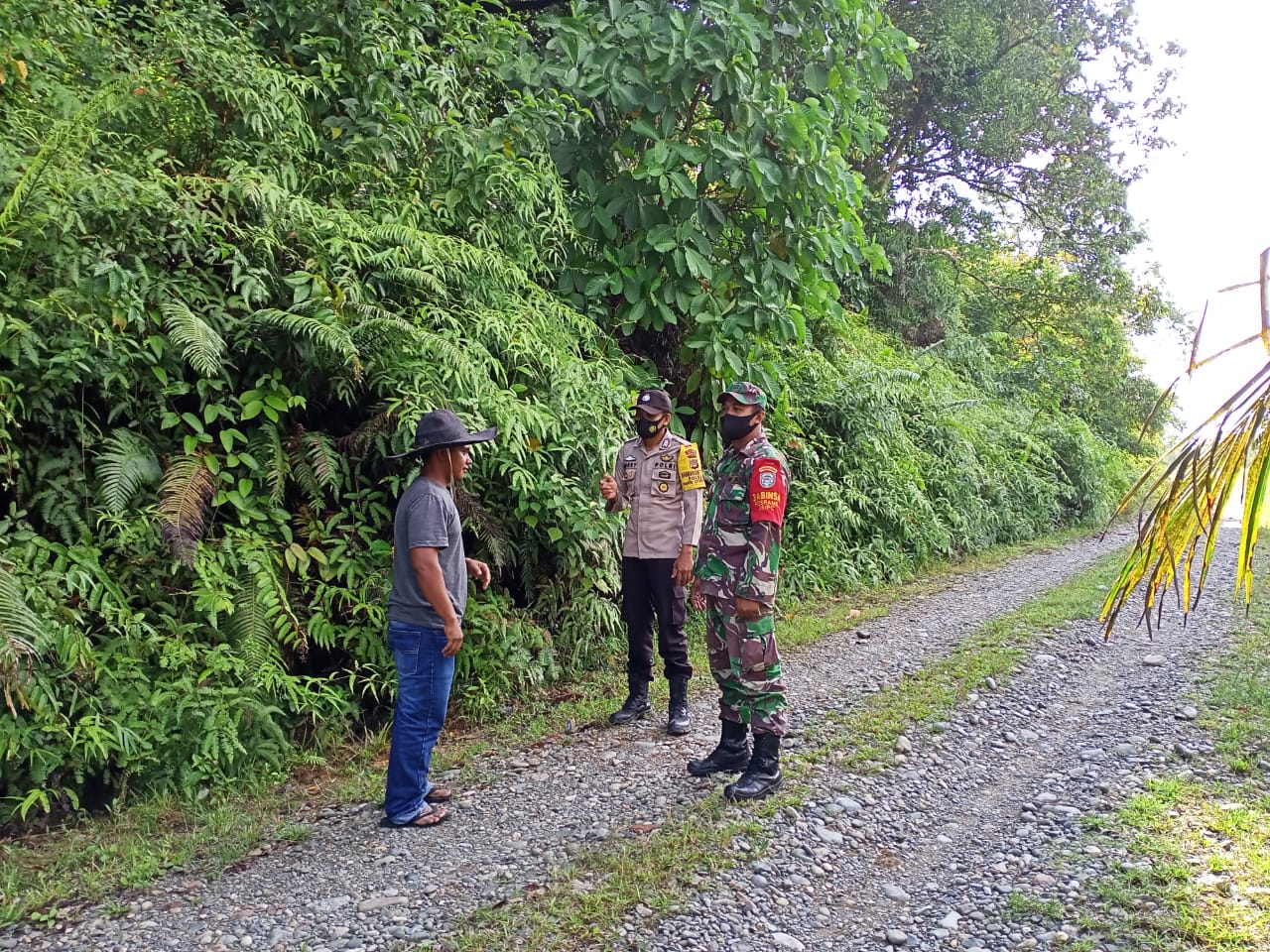 Sosialisasi Larangan Karhutla, Serda Saefudin Bersama Bhabinkamtibmas Himbau Warga jangan Bakar Lahan