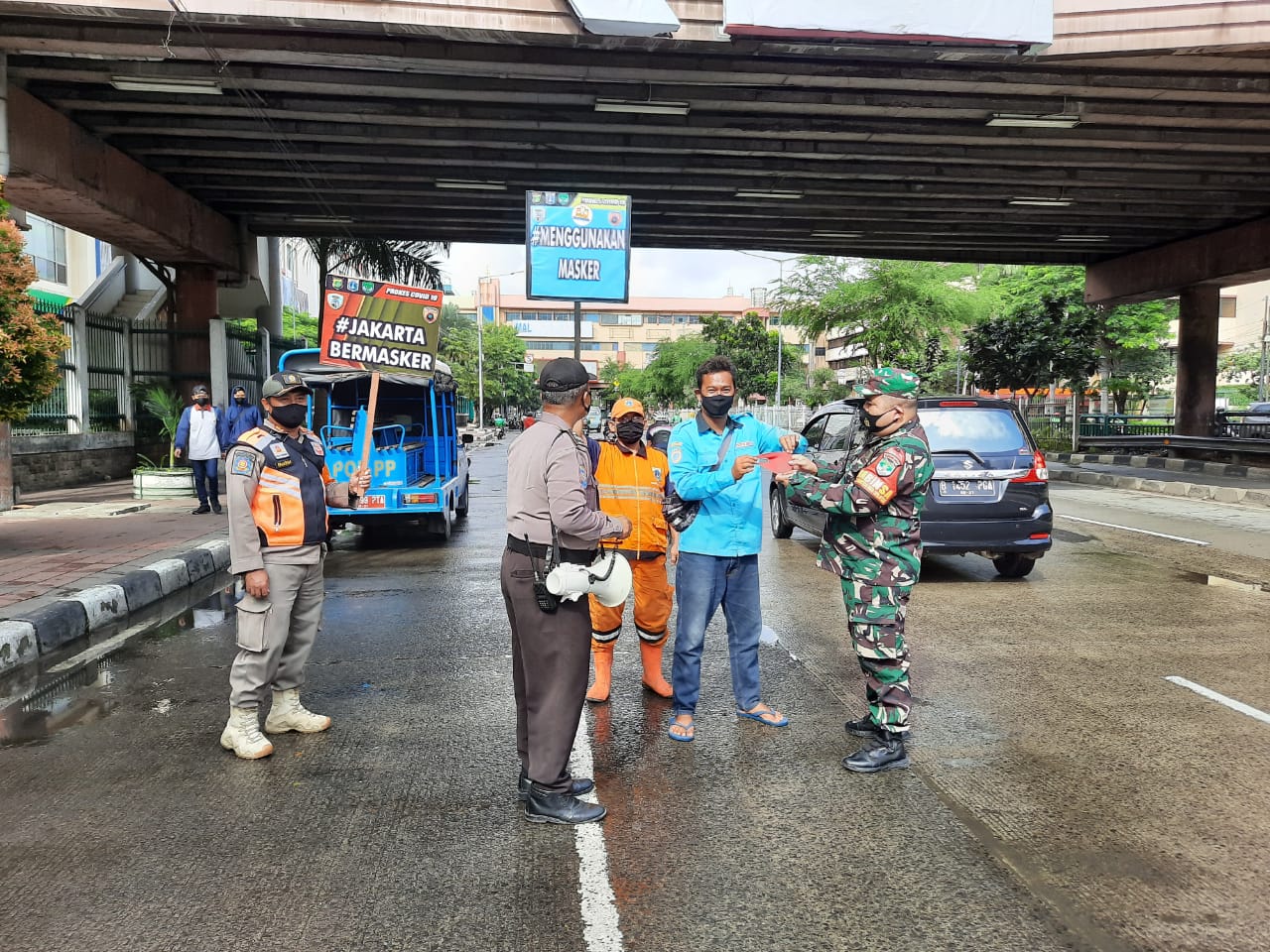 Sertu Marbun dan Tiga Pilar Kelurahan Mangga Dua Selatan Kampanyekan Jakarta Bermasker