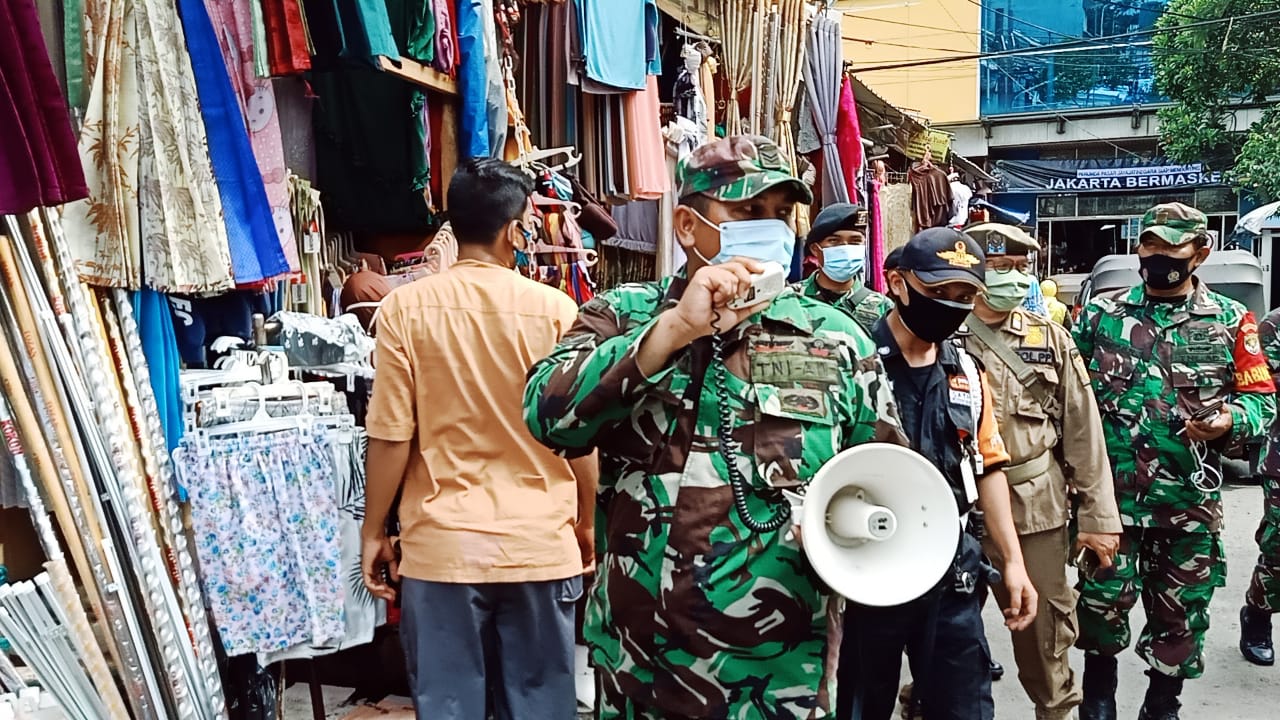 Babinsa Bersama Pasukan BKO Yonkav-7/PS Laksanakan Ops Yustisi dan PPKM