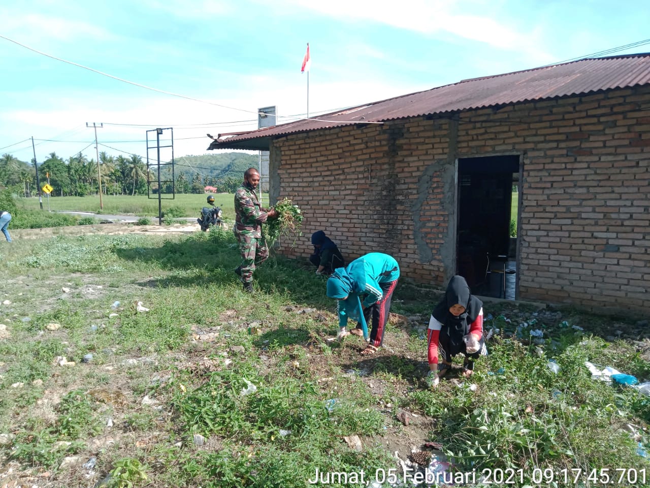 Jumat Bersih Babinsa Bersama Perangkat Nagari Gelar Goro Bersama