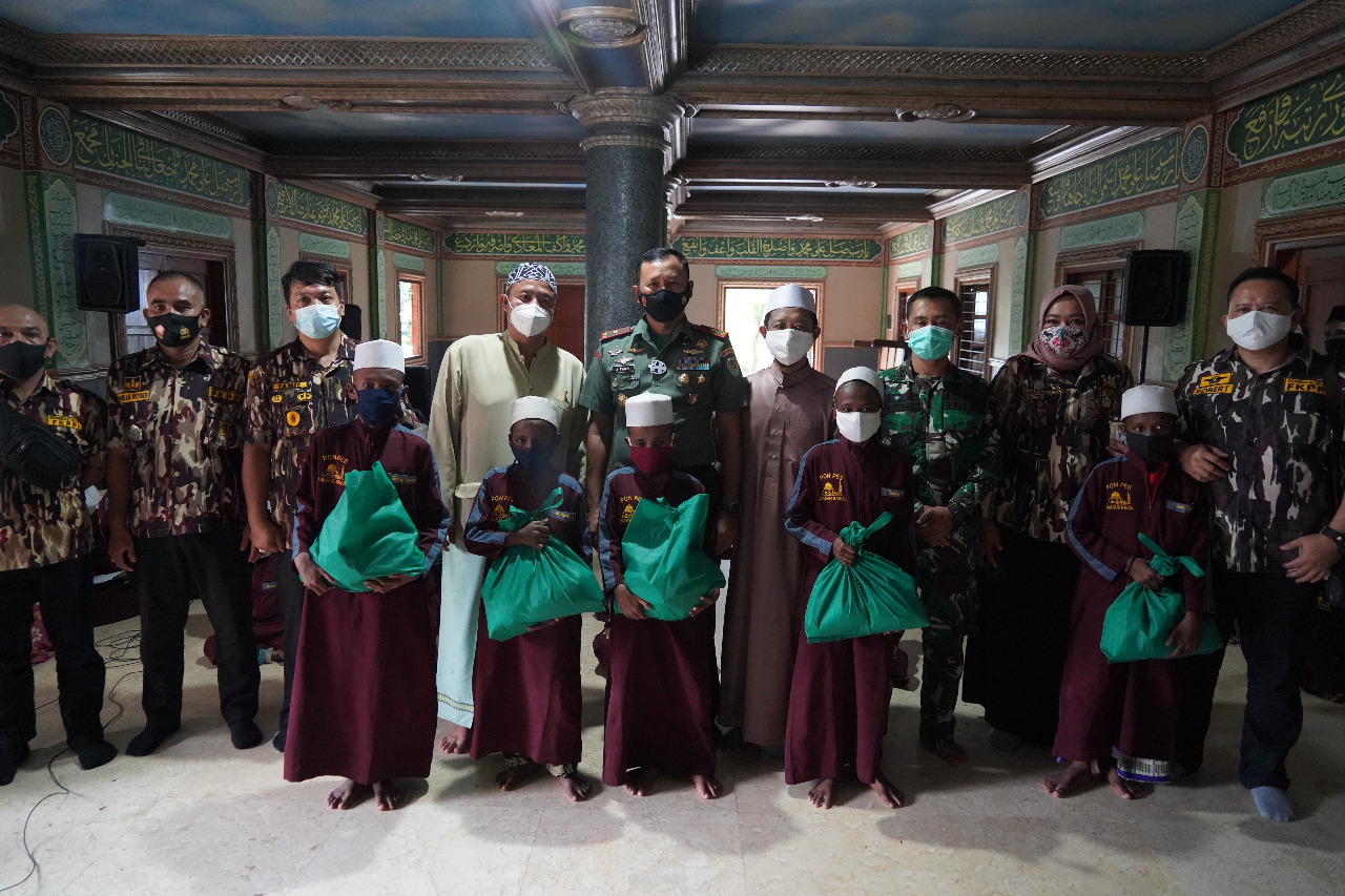 Danrem 061/SK Mengunjungi Ratusan Santri Asal Papua di Ponpes Daarur Rasul Cibinong