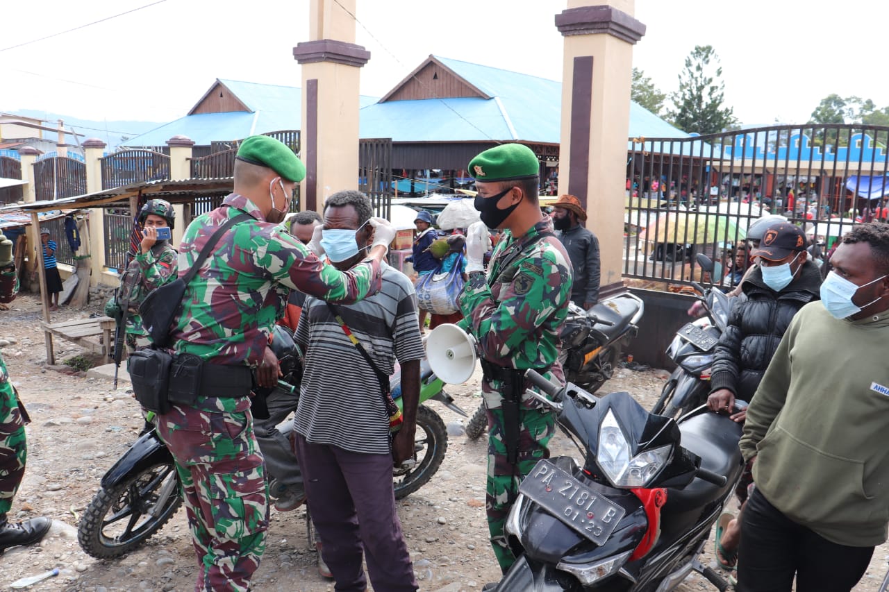 Batalyon Infanteri 756/WMS Berikan Sosialisasi dan Membagikan Masker Gratis Pada Masyarakat