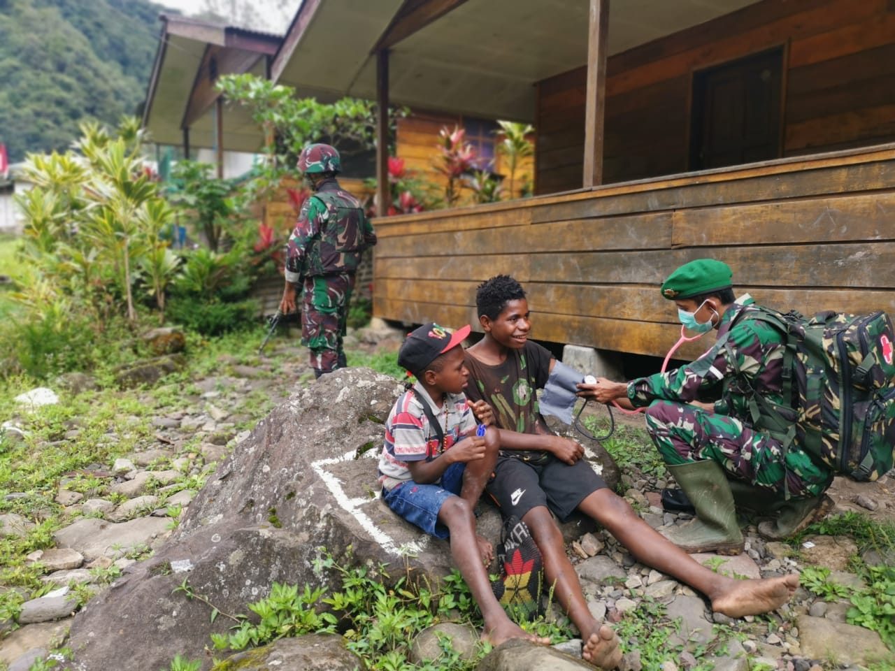 Satgas Pamrahwan Yonif 756/WMS Kembali Menggelar Kegiatan Pengobatan Keliling