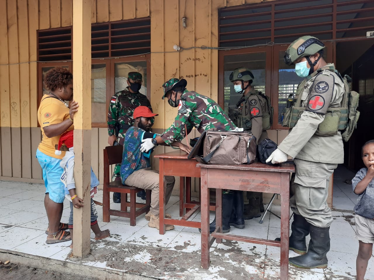 Satgas Pamrahwan Yonif 756/WMS & Satgas Pamrahwan Brimob Polda Kepri Pos Banti Gelar Pengobatan Gratis Pada Masyarakat