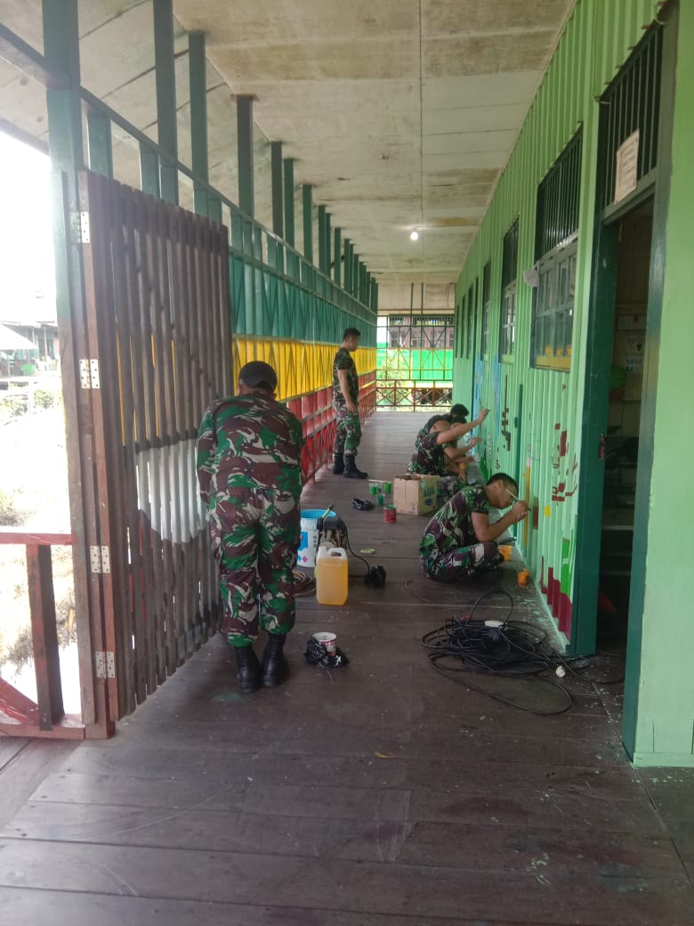 Peduli dengan Pendidikan, Satgas Pamrahwan Yonif 756/WMS Renovasi Bangunan Sekolah