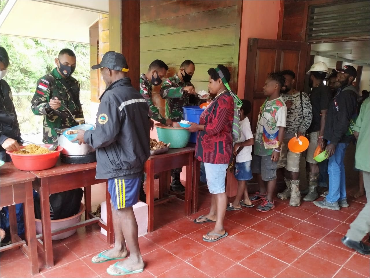 Peduli dengan Sesama, Satgas Pamrahwan Yonif 756/WMS bagikan Makanan pada Masyarakat