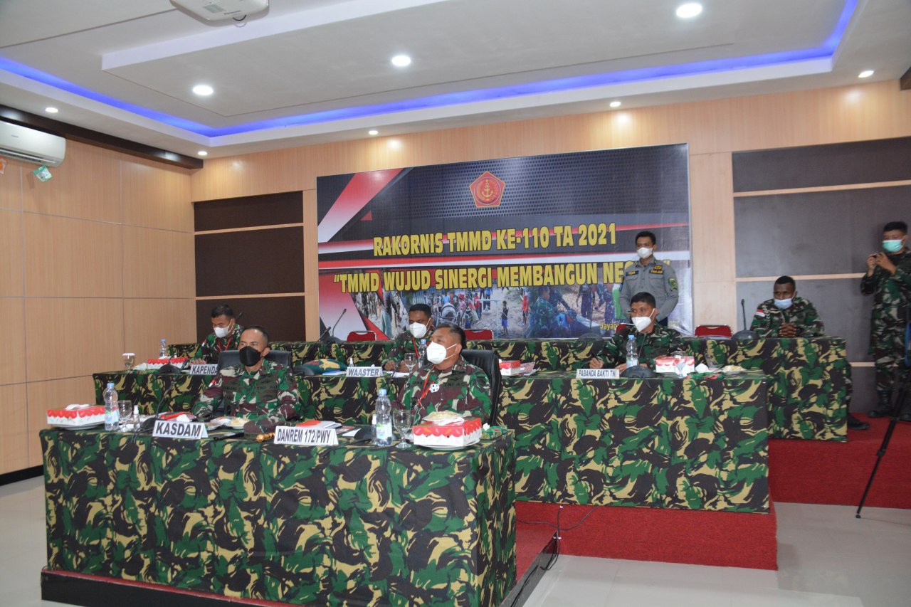 Bersama Kasdam XVII/Cenderawasih, Danrem 172/PWY Mengikuti Rakornis TMMD KE-110 Melalui Video Conference
