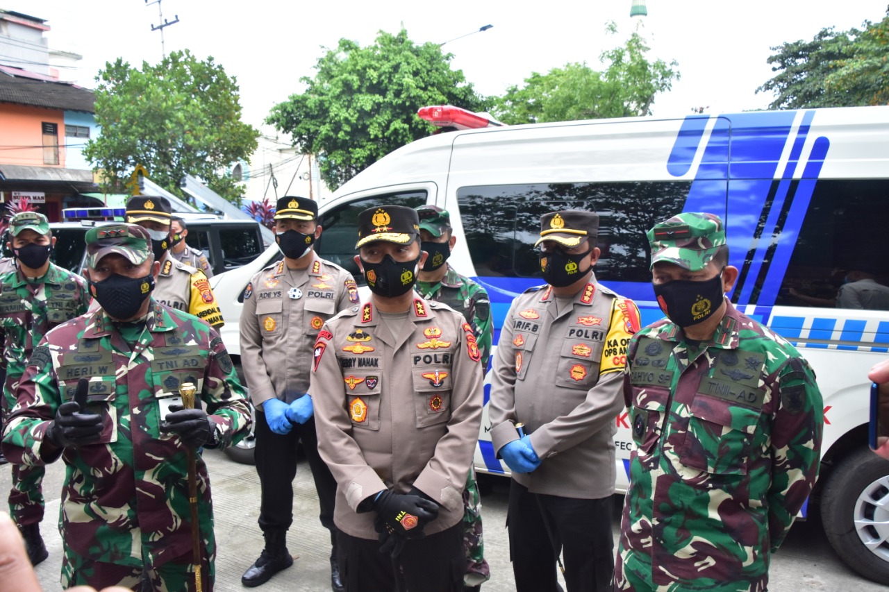 Pangdam dan Kapolda Kunjungi Pasar Pagi Samarinda Mengimbau untuk Disiplin Menggunakan MaskerSOSIA