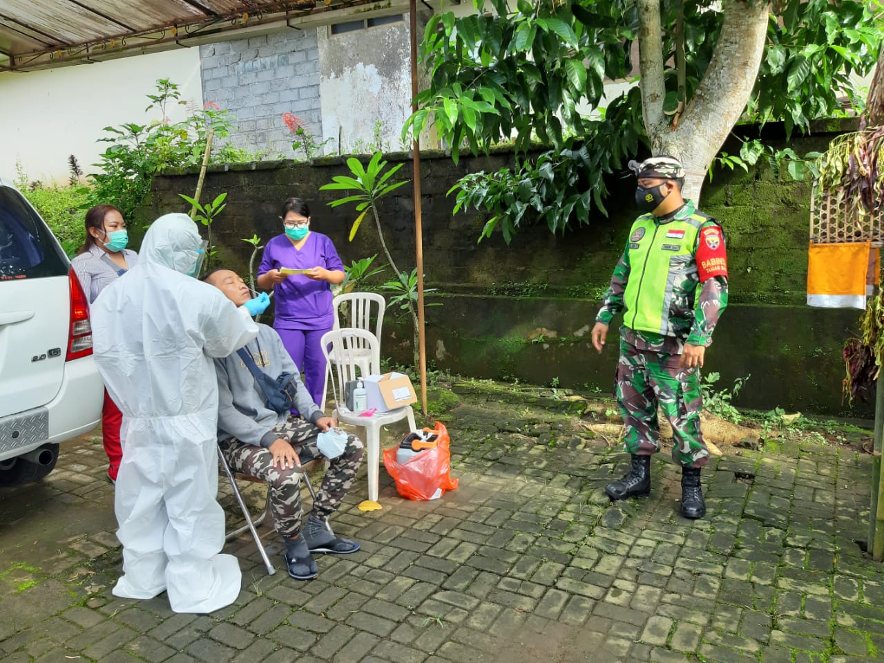 Kodim Bangli Dampingi Tim Screening Puskesmas Lakukan Contact Tracking