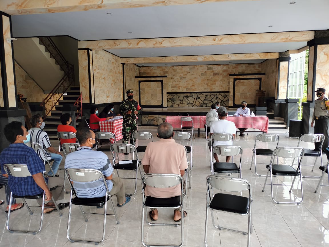 Kawal Penyaluran BLT Dana Desa, Babinsa Ingatkan Warga Patuhi Protkes