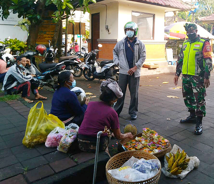Kodim Bangli Intensifkan Pendisiplinan Prokes di Pasar Kidul Bangli