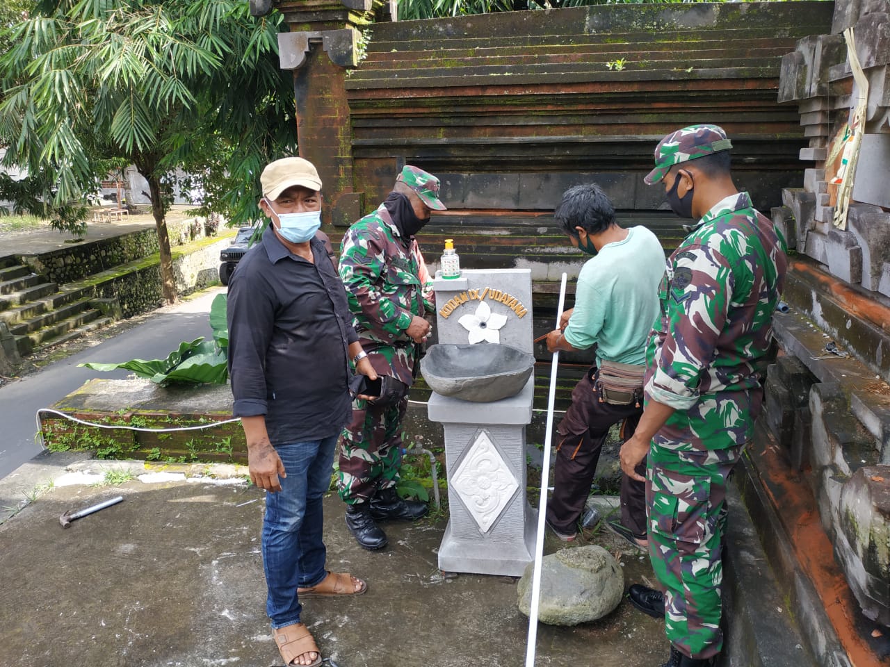 Wujudkan Prokes, Kodim Gianyar Pasang Wastafel di Tempat Ibadah