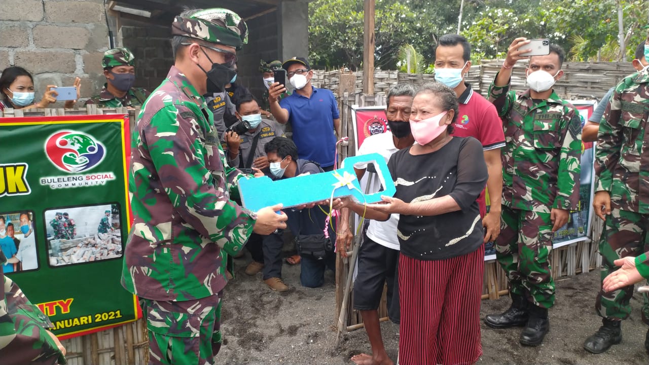 Danrem 163/Wira Satya Serahkan Kunci Bantuan Rumah Layak Huni Kepada Kakek Suma