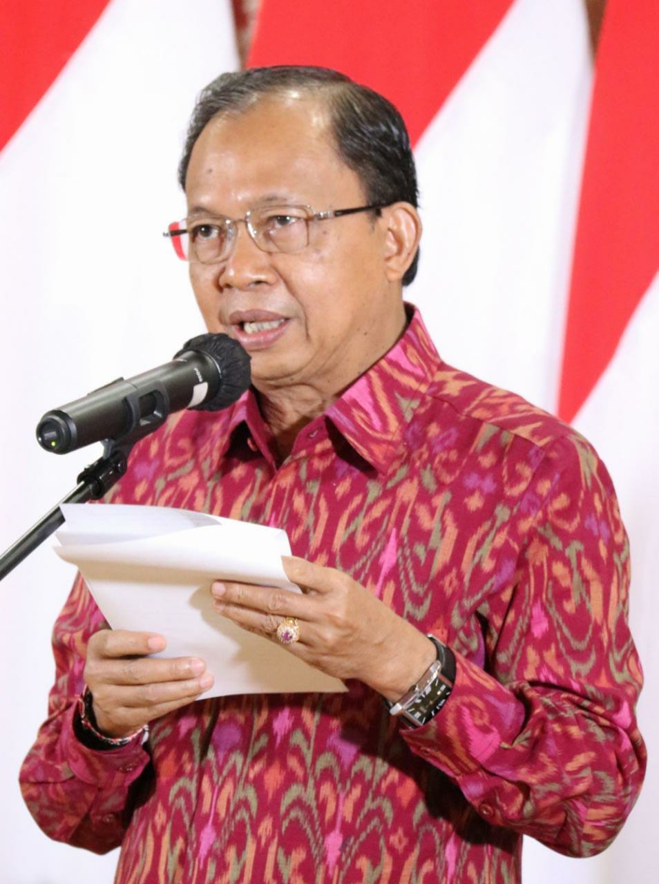 Gubernur Koster Resmi Berlakukan Penggunaan Pakaian Berbahan Kain Tenun Endek Bali Setiap Hari Selasa