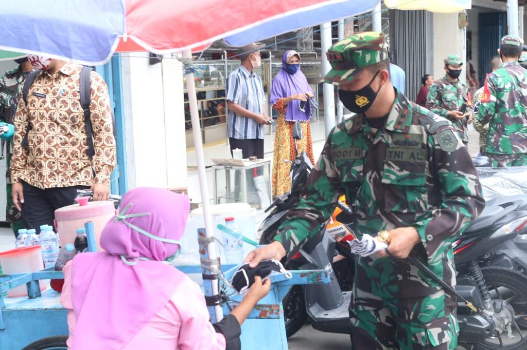 Guna Memutus Penyebaran Covid 19, Danlanal Batuporon Bersama Forkopimda Bagikan Masker Gratis