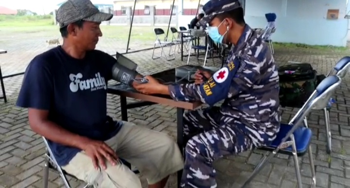 TNI AL Salurkan Bantuan dan Beri Layanan Kesehatan Pada Korban Banjir di Pekalongan