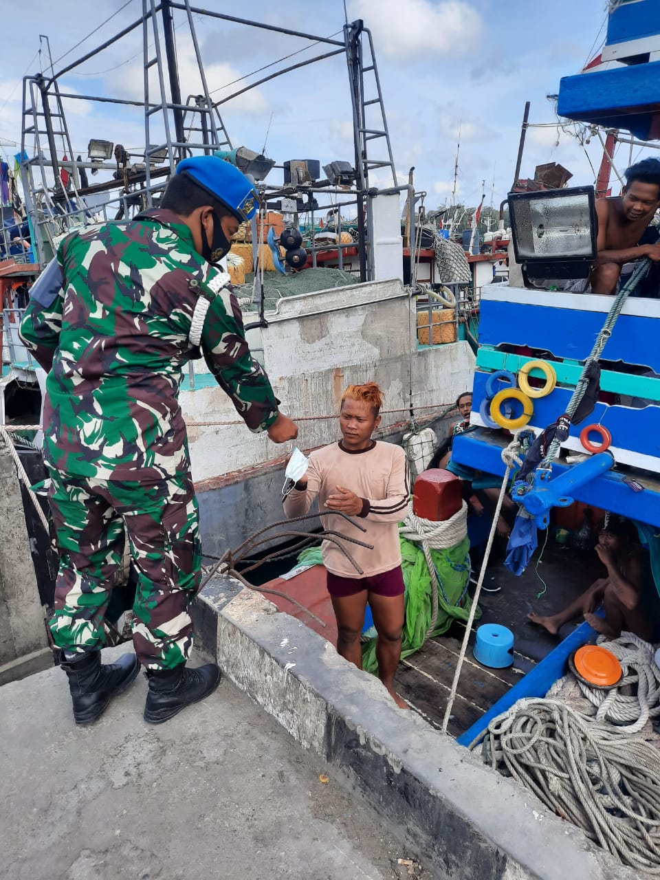 Lanal Timika Bagikan 1500 Masker