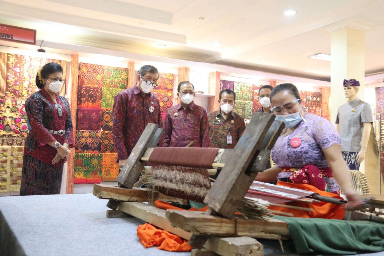 Menkumham RI Belanja Kain Endek Bermotif Aksara Bali di Pameran IKM Bali Bangkit