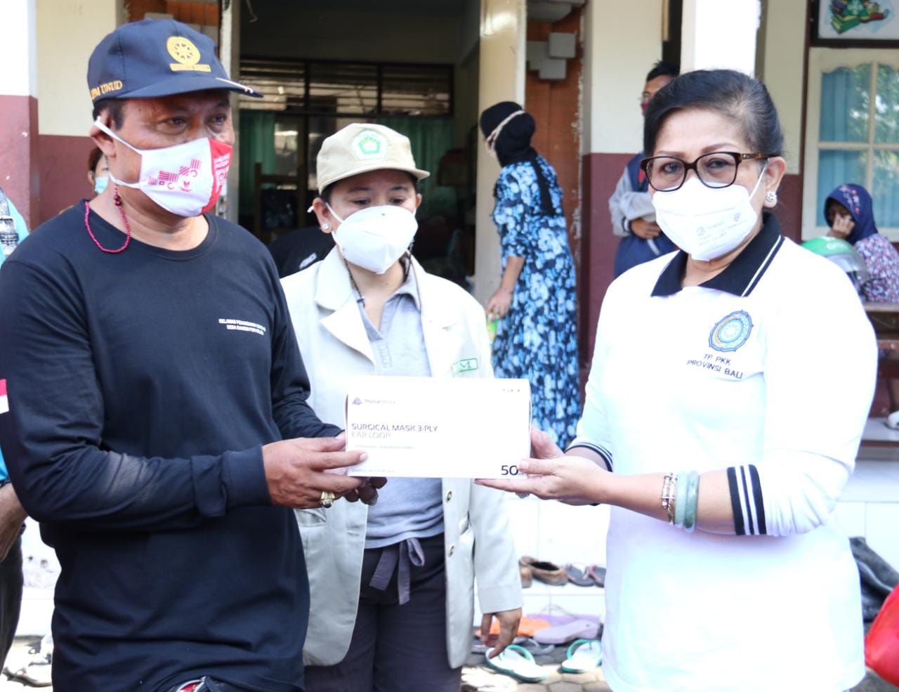 TP PKK dan PAKIS Bali Bantu Korban Kebakaran di Lokasi Pengungsian