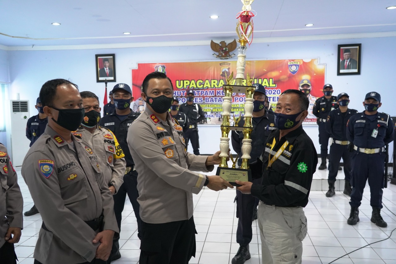 Kapolres Batang Serahkan Tropi Juara I Lomba Satpam Tingkat Polda Jateng