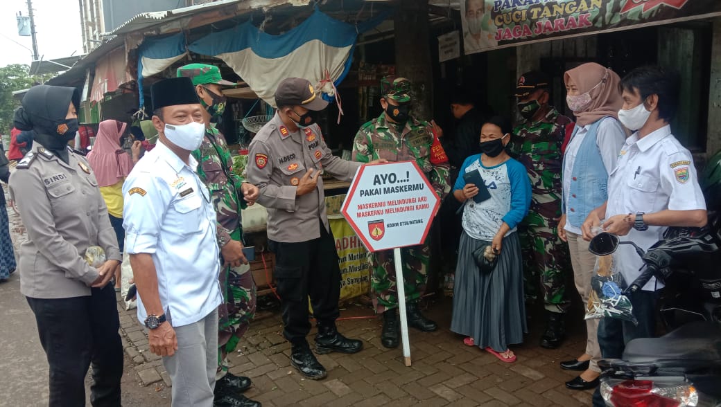 Blusukan Pasar, Tiga Pilar Kecamatan Gringsing Bagikan Masker