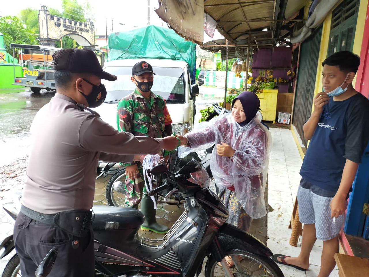 Sinergi TNI Polri Bagikan Masker di Pasar Tersono