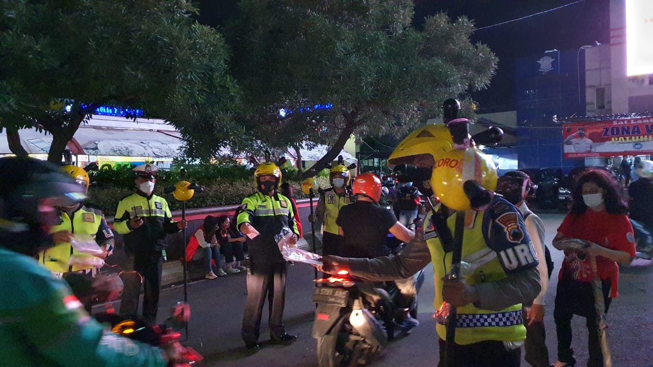 TNI/Polri dan 9 Komunitas di Semarang bagikan 2000 Masker dan 1000 Nasi Kotak di Simpang Lima