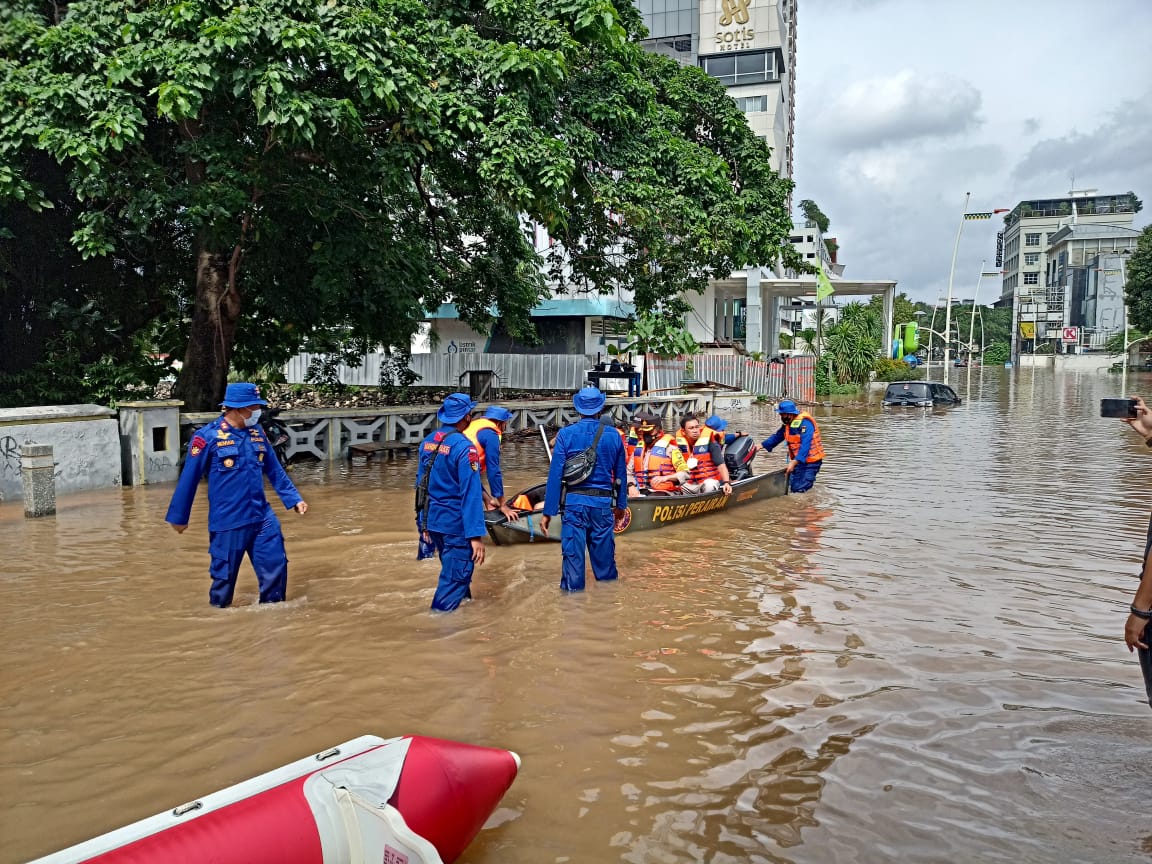 Personel TNI-Polri Dikerahkan untuk Membantu Korban yang Kebanjiran