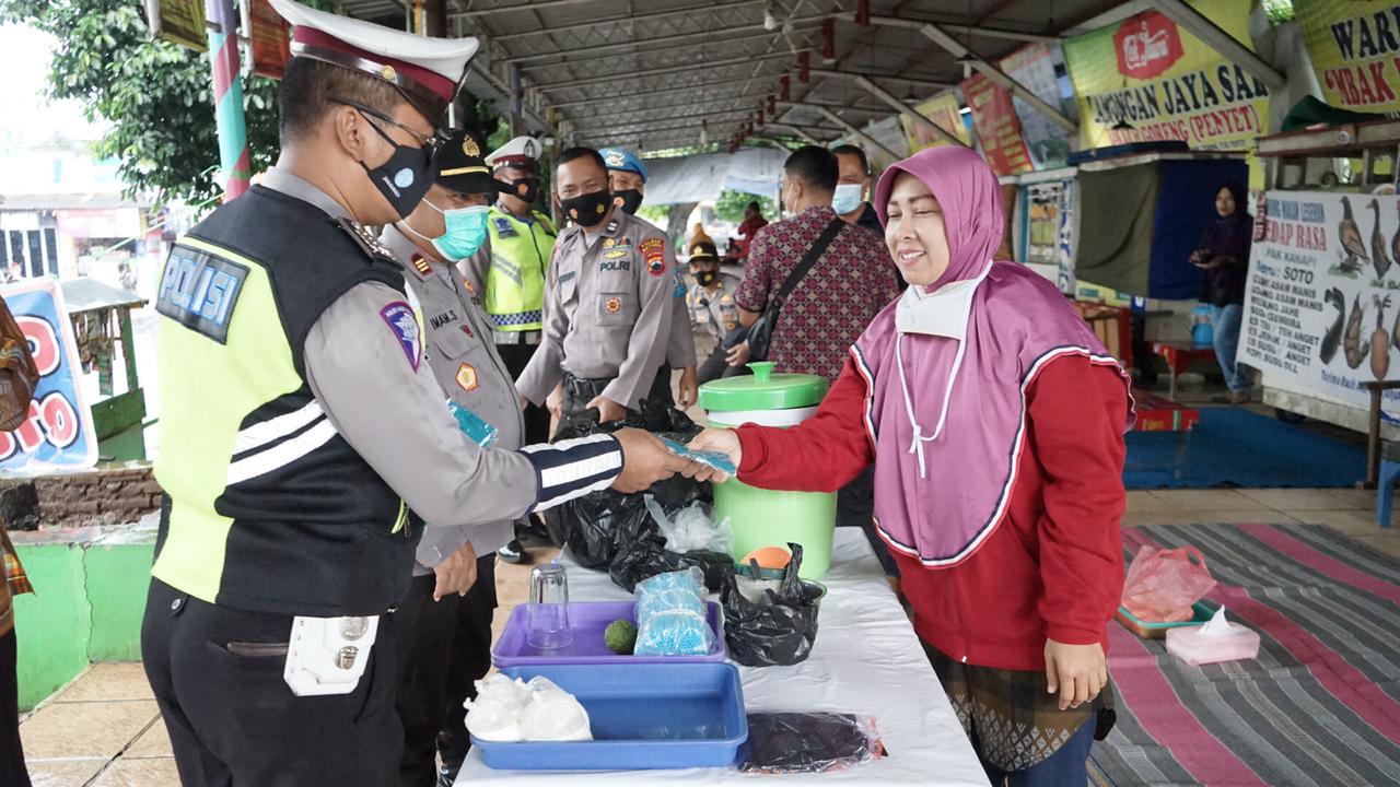 Satgas Covid-19 Kabupaten Batang Masif Bagikan Masker Masa PPKM Mikro