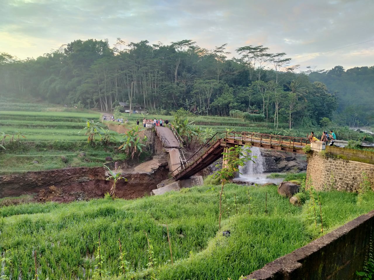 Jembatan Penghubung Dua Desa di Batang Terputus