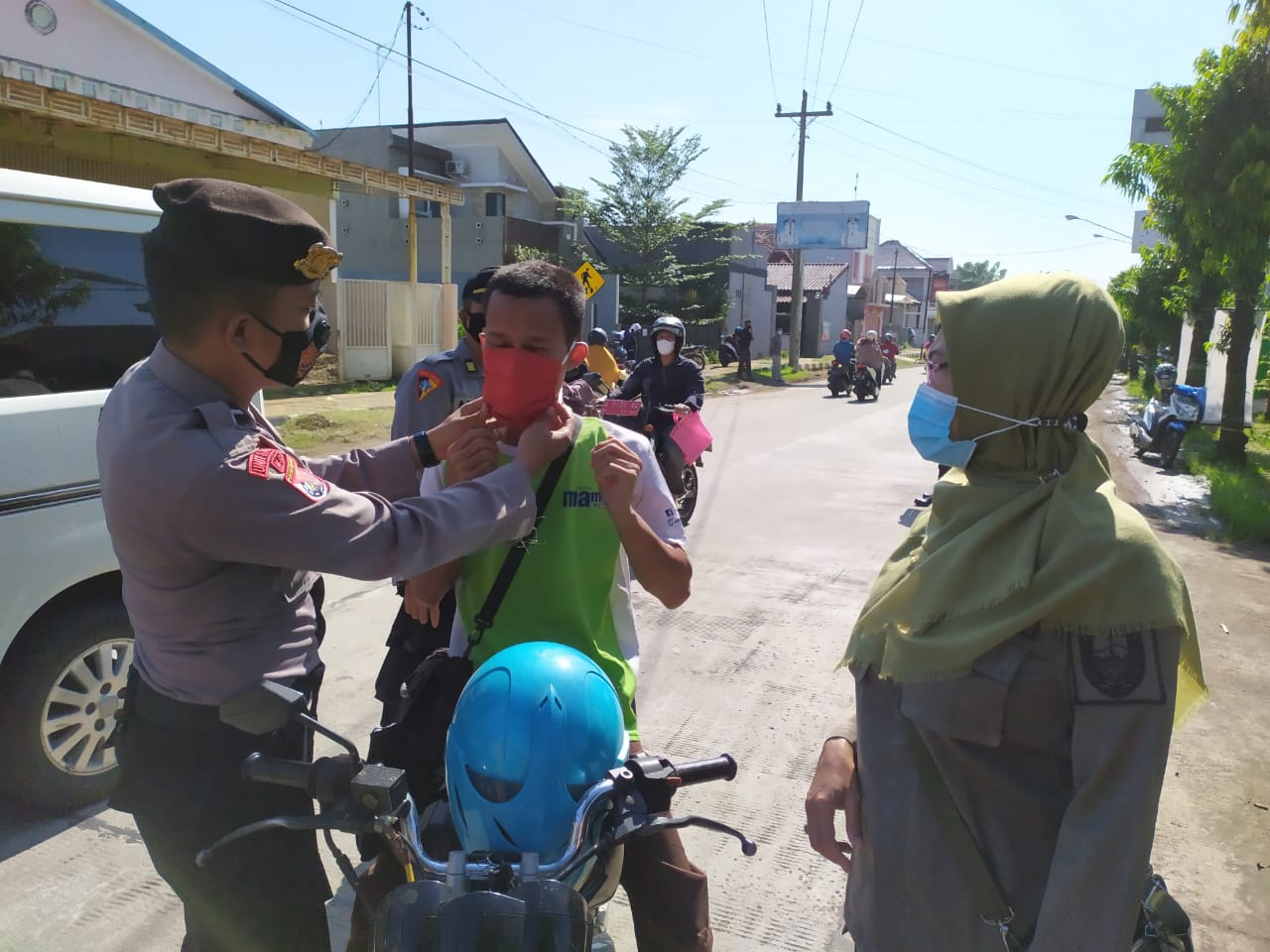 Operasi Yustisi dan Bagi Masker Untuk Tingkatkan Kesadaran Masyarakat Patuhi Prokes